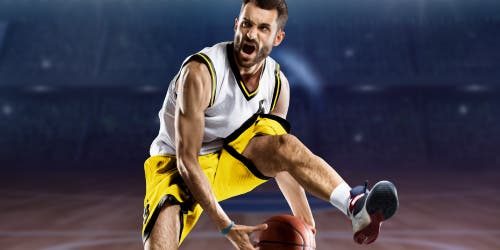Jugador de baloncesto botando el balón