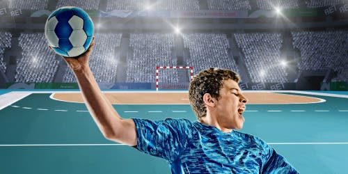 Jugador de balonmano a punto de lanzar en la cancha