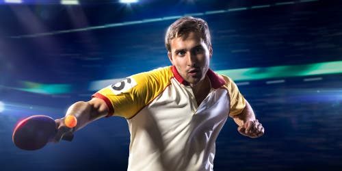 Jugador de tenis de mesa golpeando la pelota